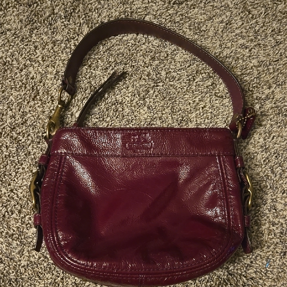 Elegant COACH Burgundy Leather Shoulder Bag